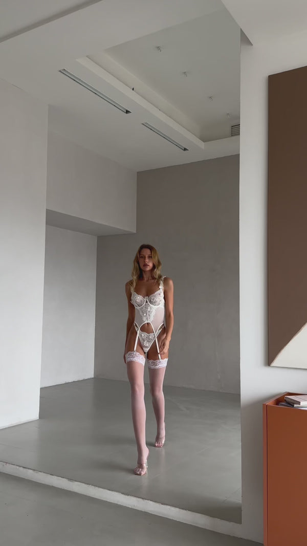 Set Delicat cu Motive Florale și Ciorapi